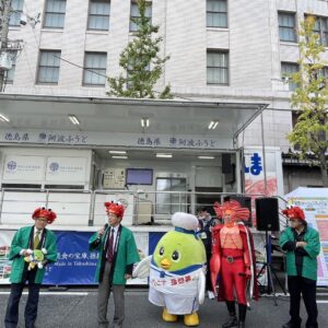 大仕事頑張る「とりぴー」＆「カニ団長」